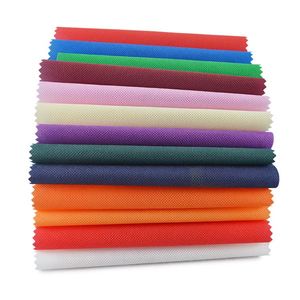 Tissu non tissé en polypropylène (PP) coloré respirant en rouleau pour la fabrication de sacs et de produits jetables – Vente en gros - Product Image 1