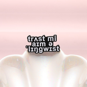 Confía en mí, soy un lingüista, broche de solapa con Pin esmaltado si necesitas ayuda con el inglés, estoy escuchando, insignia personalizada, regalos de joyería para amigos - Product Image 3