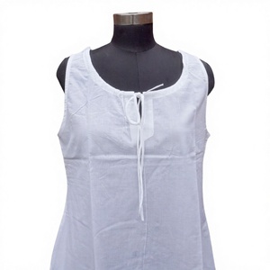 Camiseta de Mujer de Alta Calidad, 100% Algodón, Estampado Floral, Blanca, con Borlas, Botones, Cuello Redondo, Sin Mangas, Silueta en A, Natural - Product Image 1