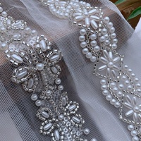 Gillian Wholesale - Accessoires vestimentaires : Dentelle en maille brodée à la machine, richement perlée, avec perles de riz et décoration de perles