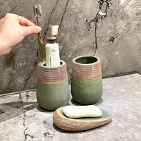 Ensemble d'accessoires de salle de bain en céramique verte avec porte-savon ovale, porte-brosse à dents et gobelet pour les toilettes d'hôtel, les toilettes d'appartement, les toilettes à domicile