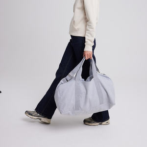 Bolsa de lona de tela reciclada Voyage diseñada para viajes, deportes y viajes cortos con amplio espacio, fácil manejo y uso confiable. - Product Image 2