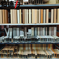 Tubo Cuadrado Hueco de Aluminio con Revestimiento Metálico y Acabado de Madera, Estructura de Techo 200x200, Perfil de Aluminio y Madera, Tubo de Aluminio