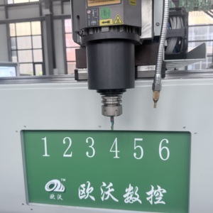 Machine de traitement des fenêtres et des portes CNC OUWO 3200 mm avec magasin d'outils et changeur d'outils automatique pour profilés en aluminium - Product Image 3
