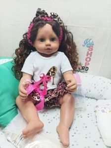 Muñeca <span class=keywords><strong>reborn</strong></span> de silicona de cuerpo completo para niñas, juguete ORIGINAL de 55CM con pelo rizado de piel marrón de princesa, con tacto real y flexible - Product Image 4