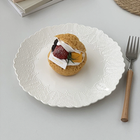 Ensemble d'assiettes en céramique vintage en dentelle élégante française motif dentelle en relief assiettes à dîner blanches ensemble d'assiettes de mariage