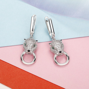 Orecchini pendenti con testa di leopardo e occhi verdi per donna, gioielli per le orecchie alla moda con animali scintillanti - Product Image 6