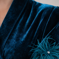 Nouvelle conception 2026 – Abaya ouverte de luxe en velours, robe musulmane modeste d'hiver avec poignets à plumes pour femmes – Vente en gros OEM ODM