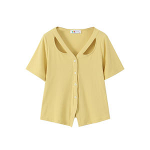 Camiseta de manga corta con cuello en V y bajo irregular de punto suave Runqi para mujer, talla grande, en colores cremoso, amarillo y negro. - Product Image 4