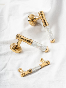 Poignée de porte en <span class=keywords><strong>laiton</strong></span> incrustée de nacre de luxe, finition or PVD, style français, levier de porte intérieur silencieux pour villa, hôtel, OEM personnalisé - Product Image 1