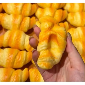Vente en gros de jouets en forme de croissant anti-stress à récupération lente, doux et moelleux, réalistes, pour enfants - Product Image 2