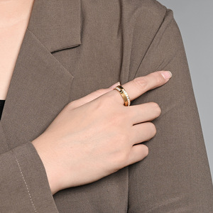 Anillo unisex de titanio y acero con incrustaciones de diamantes, de diseño exclusivo, lujo discreto, de alta gama, resistente al descoloramiento, para el dedo índice. - Product Image 3