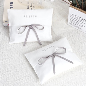 Enveloppe blanche imprimée avec logo personnalisé <span class=keywords><strong>oreiller</strong></span> de sous-vêtement en sergé de coton avec nœud pochette d'enveloppe en coton de luxe sac à poussière promotionnel - Product Image 1