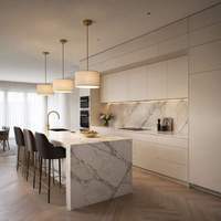 Cuisine blanche sur mesure minimaliste pour toute la maison, avec îlot de petit-déjeuner en surface solide et cascade, idéale pour cuisine ouverte résidentielle
