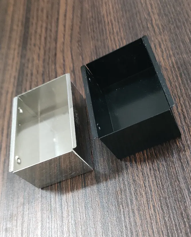 صندوق مضخم الصوت المنزلي مصنوع من المعدن في شكل أنبوب