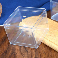 Boîte en plastique carrée élégante à haute transparence avec couvercle pour bijoux, badges de collection, cartes, cadeaux et présents