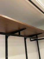 Armoire autoportante en bois massif noir pour chambre d'appartement - Design moderne de luxe européen, blanc et noir, utilisation en atelier, escalier