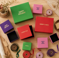 Coffret Cadeau Carré Rigide en Carton Fait Main, Design Suédois de Luxe, Portable, Écologique, avec Slogan Gaufré Doré – Idéal pour Boutiques de Cadeaux