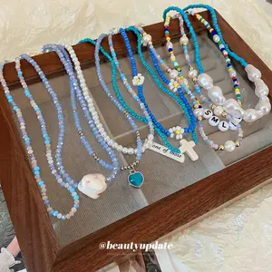 Collier de perles de riz colorées bohèmes fait main ras du cou beige bleu marguerite fleur pour femme