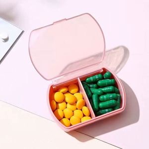 Organisateur de pilules hebdomadaire portable en PP de qualité alimentaire, petit format carré, étanche, avec conception anti-enfants, capacité 7 jours, respectueux de l'environnement - Product Image 1