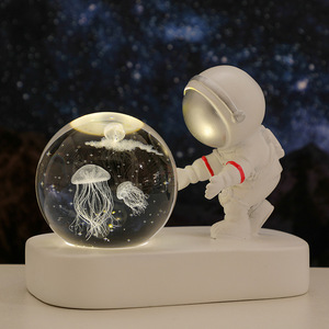 Astronauta resina artesanía luces escritorio noche lámpara bola de cristal 2024 decoración conjunto suministros San Valentín regalo para madres - Product Image 4