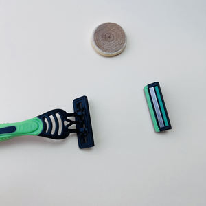 <span class=keywords><strong>Mango</strong></span> de goma de afeitar curvo de 3 cuchillas de acero inoxidable para hombres con diseño de espalda abierta - Product Image 1