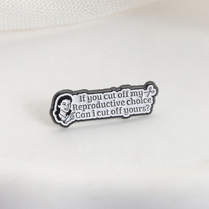 Spilla Smaltata 'La Donna Ha il Diritto di Scegliere il Suo Metodo Riproduttivo', Se Tagli il Mio, Puoi Tagliare il Tuo? Distintivo da Bavero - Product Image 3