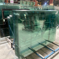 Vidrio laminado templado transparente solar de 10 mm utilizado para muros cortina y deflectores de escaleras comerciales.