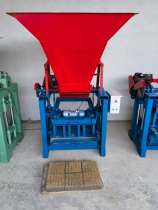 Machine à Briques Écologique 4-35A la Plus Vendue avec Trémie, Machine Industrielle à Blocs de Béton à partir de Matériaux de Déchets - Product Image 4