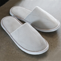 Chaussons jetables de luxe en velours blanc pour hôtel, semelle épaisse, doux, vente en gros, logo personnalisé