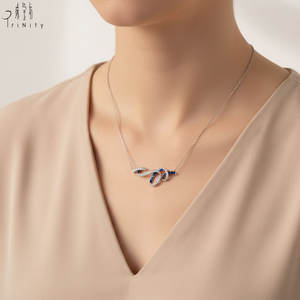 Nouvelle collection : élégant collier pendentif en or blanc massif 18 carats, saphir et diamant naturels, forme courbe, pour femme, idéal comme cadeau. - Product Image 2