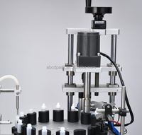 Machine de remplissage et de bouchage semi-automatique compacte pour liquides, idéale pour laboratoires et petites ateliers