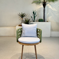 Chaise d'extérieur moderne avec dossier en corde tressée et coussins pour jardin et terrasse