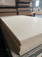 OSB personnalisable de 18 mm avec surface finie pour la fabrication de meubles de chambre et de cuisine