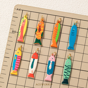 Galería de Pinturas de Sardinas |   Colgante de latón chapado en oro de 18 quilates con dijes de pez sardina pintados a mano con esmalte colorido, colgante marino para la creación de joyas - Product Image 4