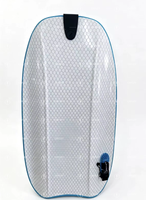 Planche de surf légère et profilée avec un design imprimé élégant pour les loisirs nautiques en plein air