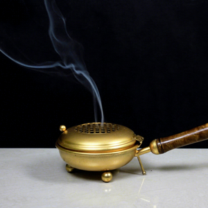 Brûleur d'encens Nirmala Handicrafts en laiton doré fait main, avec poignée ergonomique en bois, support portable pour encens et charbon de bois - Product Image 2