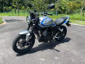 Motocicletta Naked da Strada 500cc con Motore a Quattro Cilindri in Linea Raffreddato ad Acqua, EFI, Blu Argento, con Scarico in Acciaio Inox e Maniglia Posteriore - Product Image 5