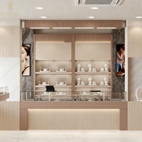 Agencement de magasin de bijoux et montres de luxe : personnalisation complète de la pièce, vitrine en verre, présentoir à bijoux, décoration de magasin