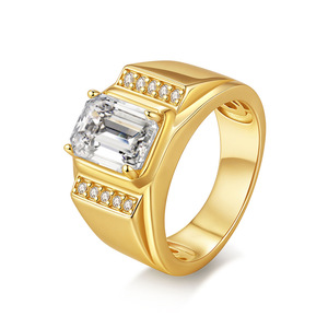 Anillo de cóctel de moissanita en oro amarillo con corte esmeralda, engaste de bisel y diamantes laterales en canal, diseño geométrico de lujo para mujer - Product Image 1