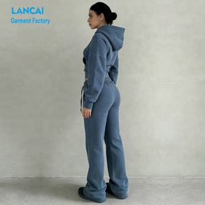 ชุดเซ็ตแทรคสูทสตรีทแวร์คุณภาพสูง 2 ชิ้น เสื้อฮู้ดครอปแบบดิสเทรสและกางเกงขายาวทรงตรง พร้อมโลโก้สั่งทำ - Product Image 4