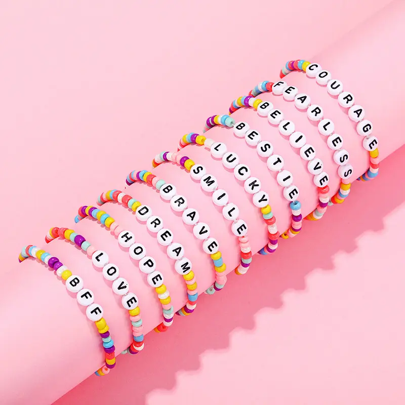 Braccialetti elastici fatti a mano di amicizia della lettera di parola sveglia fatta a mano dei regali del braccialetto di colore dell'arcobaleno delle ragazze dolci di modo