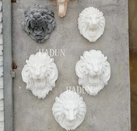 Fontaine d'eau murale en pierre suspendue tête de lion de jardin en pierre blanche à bas prix
