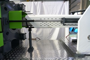 Máquina de Moldagem por Injeção e Sopro Hidráulica Horizontal IJT-SV530 para ABS, PP, PC, PA, HDPE, PPR, com PLC, de Alta Qualidade, para Moldagem de Pré-formas de Poliéster - Product Image 4