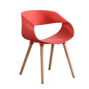 Chaises en bois, chaise en plastique rouge