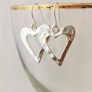Orecchini a Forma di Cuore con Texture Martellata per Donne, Gioielli Vintage alla Moda - Product Image 1