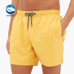 Eco amigable reciclado tela de secado rápido de Color sólido amarillo de Slim Fit los hombres pantalones cortos de playa - Product Image 1