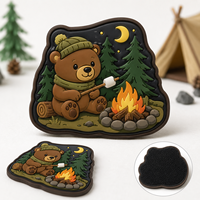 Badge personnalisé en PVC souple 3D, motif ours de camping, avec fixation auto-agrippante pour vêtements, sacs à dos, chapeaux – Vente en gros
