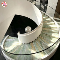 Escalier en spirale incurvé en quartzite vert Tiffany sur mesure, marches en pierre naturelle de luxe, haute dureté, résistantes à l'usure.