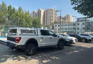 غطاء صندوق الشاحنة متوفر للشحن السريع، غطاء ألومنيوم مزدوج للكابينة لسيارات فورد F150 وجي إم سي سييرا 1500 وتويوتا تندرا - Product Image 2